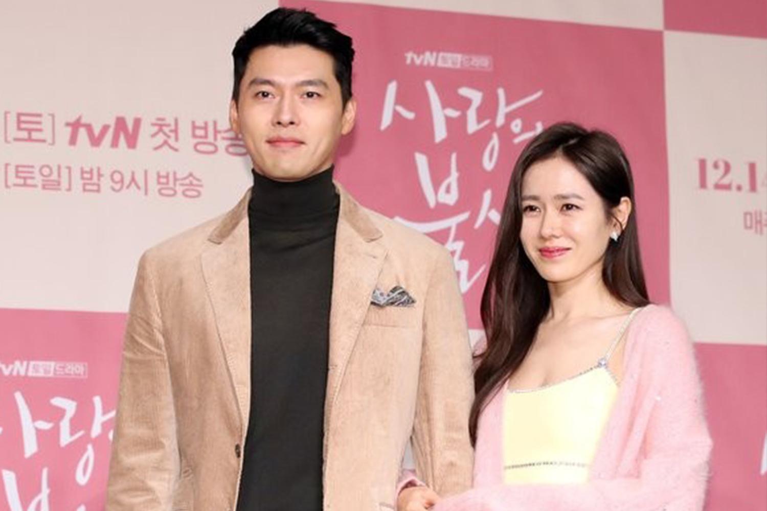 頒獎典禮上，最佳默契演員身穿典雅的服裝，展現自信和互動。