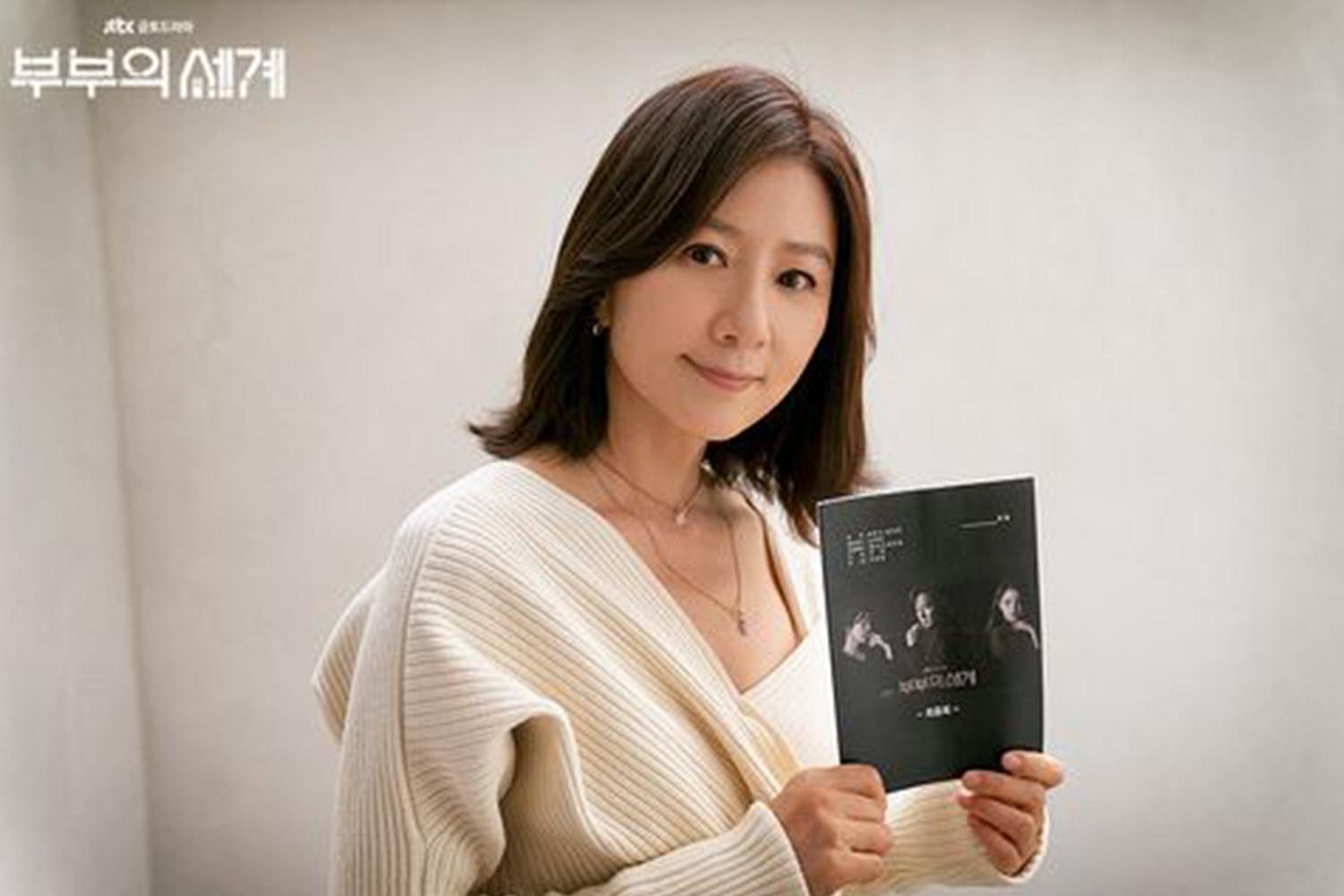 2020年度最佳女演員，搭配優雅的姿勢及時尚身穿白色毛衣的造型展現。