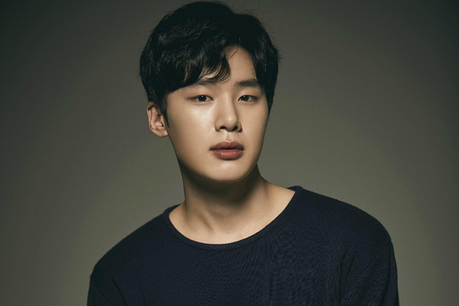 年度最佳新人男演員，身穿深色毛衣，展現沉穩及專注的形象。