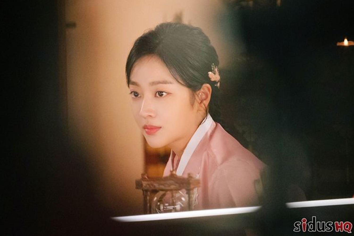 演員在電視劇片場中，穿著傳統韓服，場景氛圍古色古香。