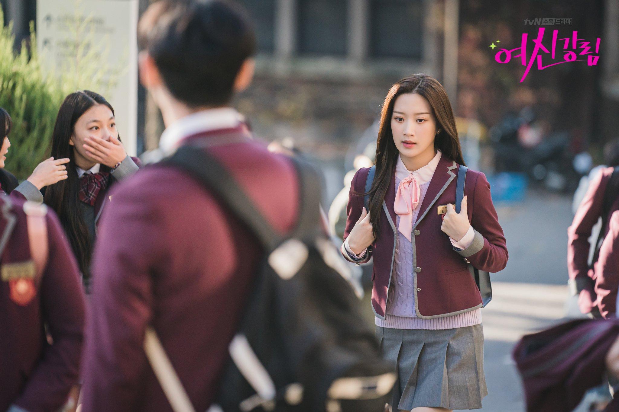 บรรยากาศหน้าโรงเรียนเกาหลีที่ดูน่ารักและมีชีวิตชีวาแต่มีข้อกำหนดแปลก ๆ ให้ปฏิบัติตาม