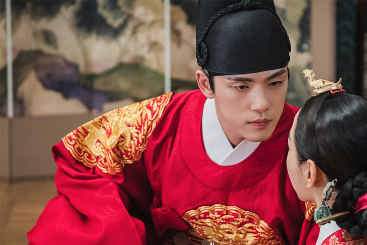 《哲仁王后》中描述朝鮮王朝歷史輩份圖表，詳細展示了英祖、正祖、純祖、憲宗、哲宗、高宗之間的血緣關係和繼承順序。