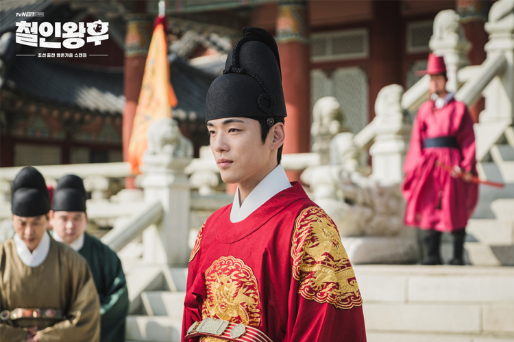 tvN韓劇《哲仁王后》中的王之一穿著傳統韓服，顯示王室穿著的華麗服飾細節，展現古代韓國的服裝文化。