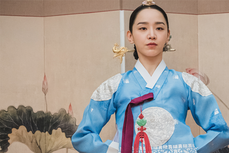 韓劇《哲仁王后》中的角色，著裝體現出戲劇氛圍中的宮廷生活，突顯該劇的古裝和場景設計。