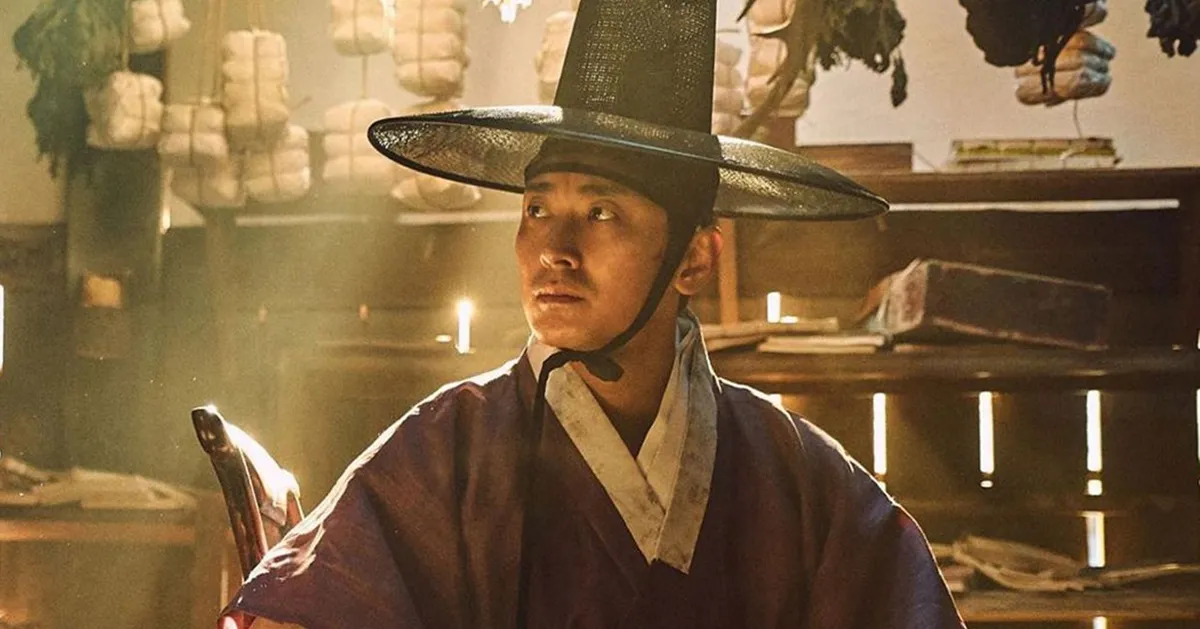 ภาพจากซีรีส์ Kingdom ที่เมินพระราชาตั้งอยู่ท่ามกลางแสงสว่างในห้องลับ