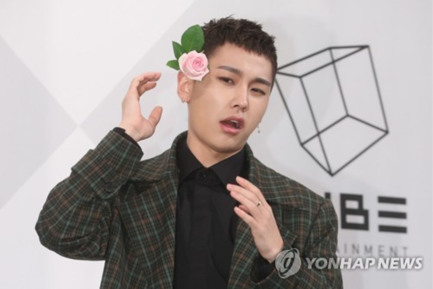 韓國藝人BTOB成員鎰勳涉吸食大麻，手持花朵與CUBE娛樂背景合照