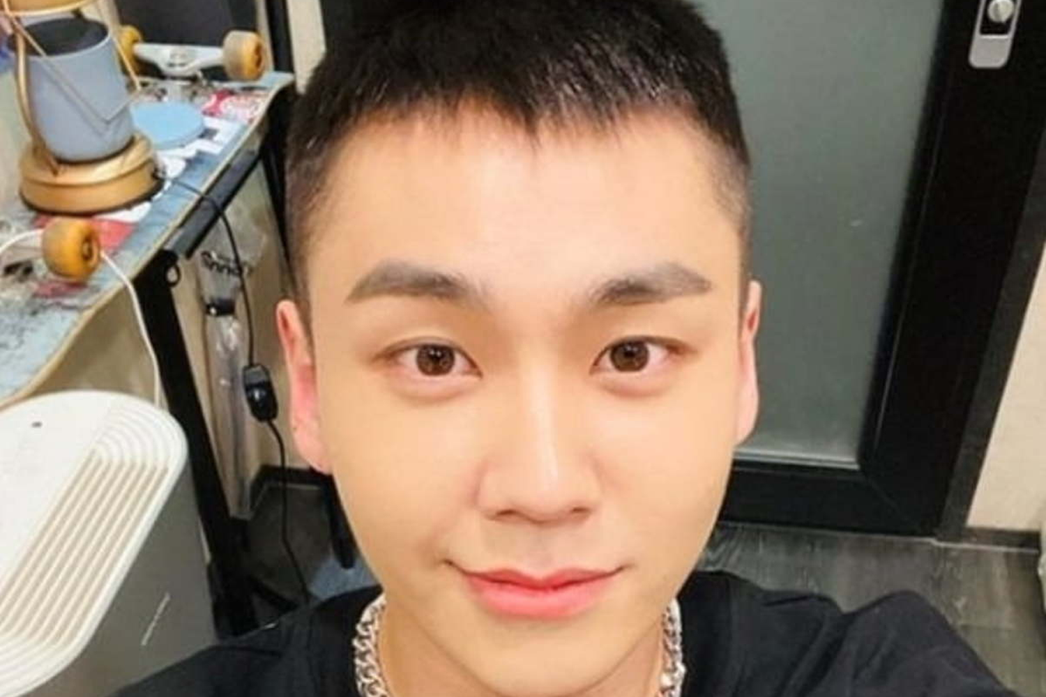 韓國街頭拍攝，背景有店舖和汽車的照片