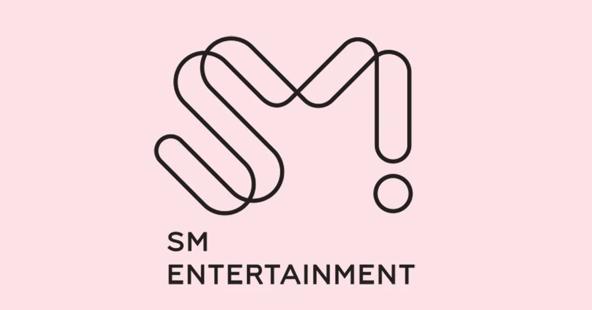 โลโก้ SM Entertainment ในพื้นหลังสีชมพู, ช่วยเสริมความหรูหราและสร้างความตราตรึงให้กับผู้พบเห็น