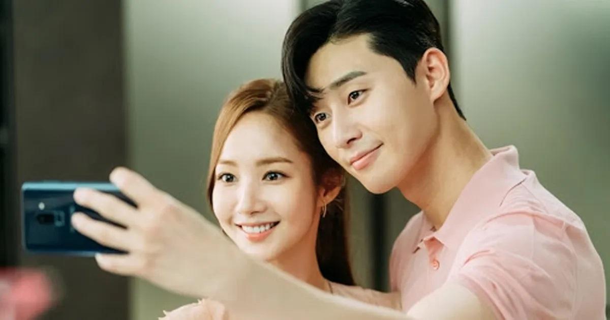 คู่รักในซีรีส์เกาหลียอดนิยมกำลังถ่ายเซลฟี่ด้วยโทรศัพท์มือถือในฉากหวานๆ