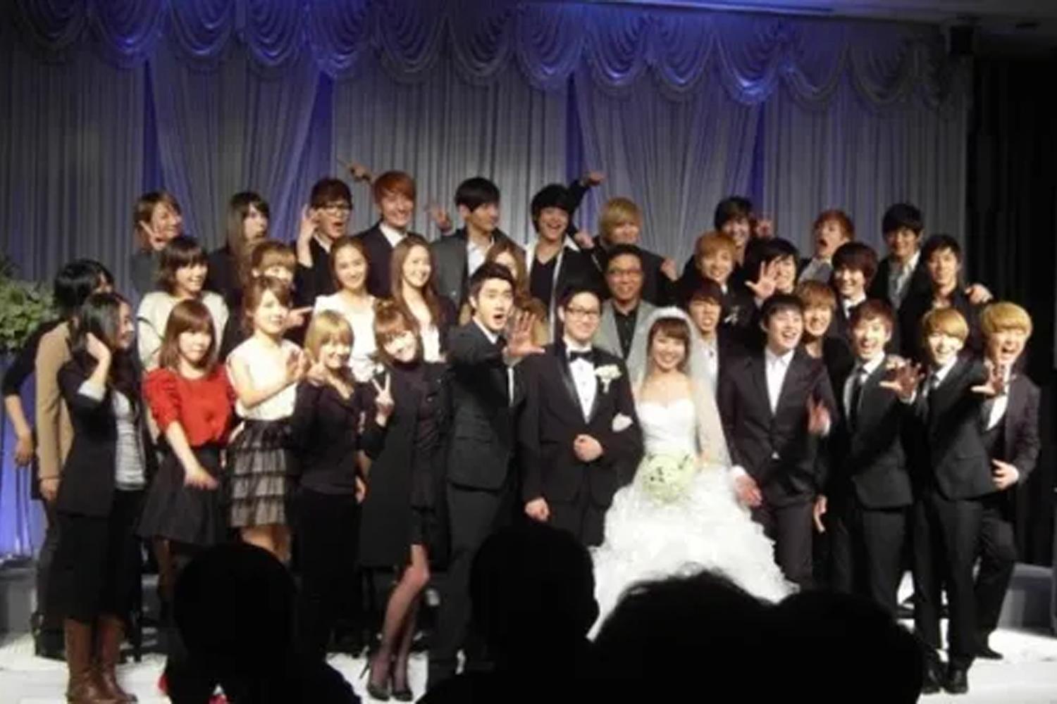 ภาพถ่ายกลุ่มคนในงานแต่งงานพร้อมเจ้าบ่าวและเจ้าสาว ถ่ายภาพร่วมกันเป็นที่ระลึก