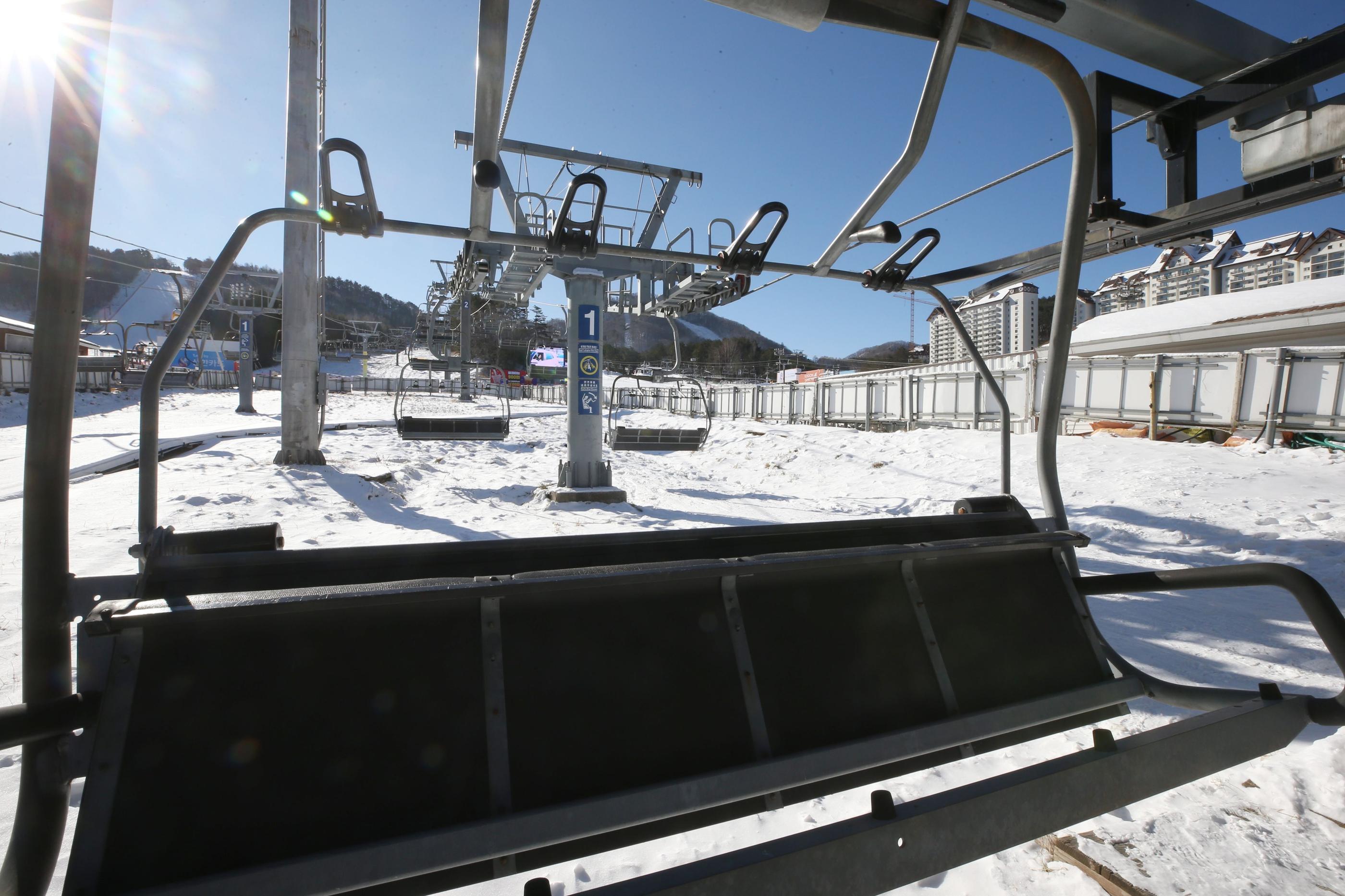 コロナ19の影響で停止したスキー場のリフトの風景。韓国、江原道平昌のスキー場にて休業中の様子を捉えた写真。