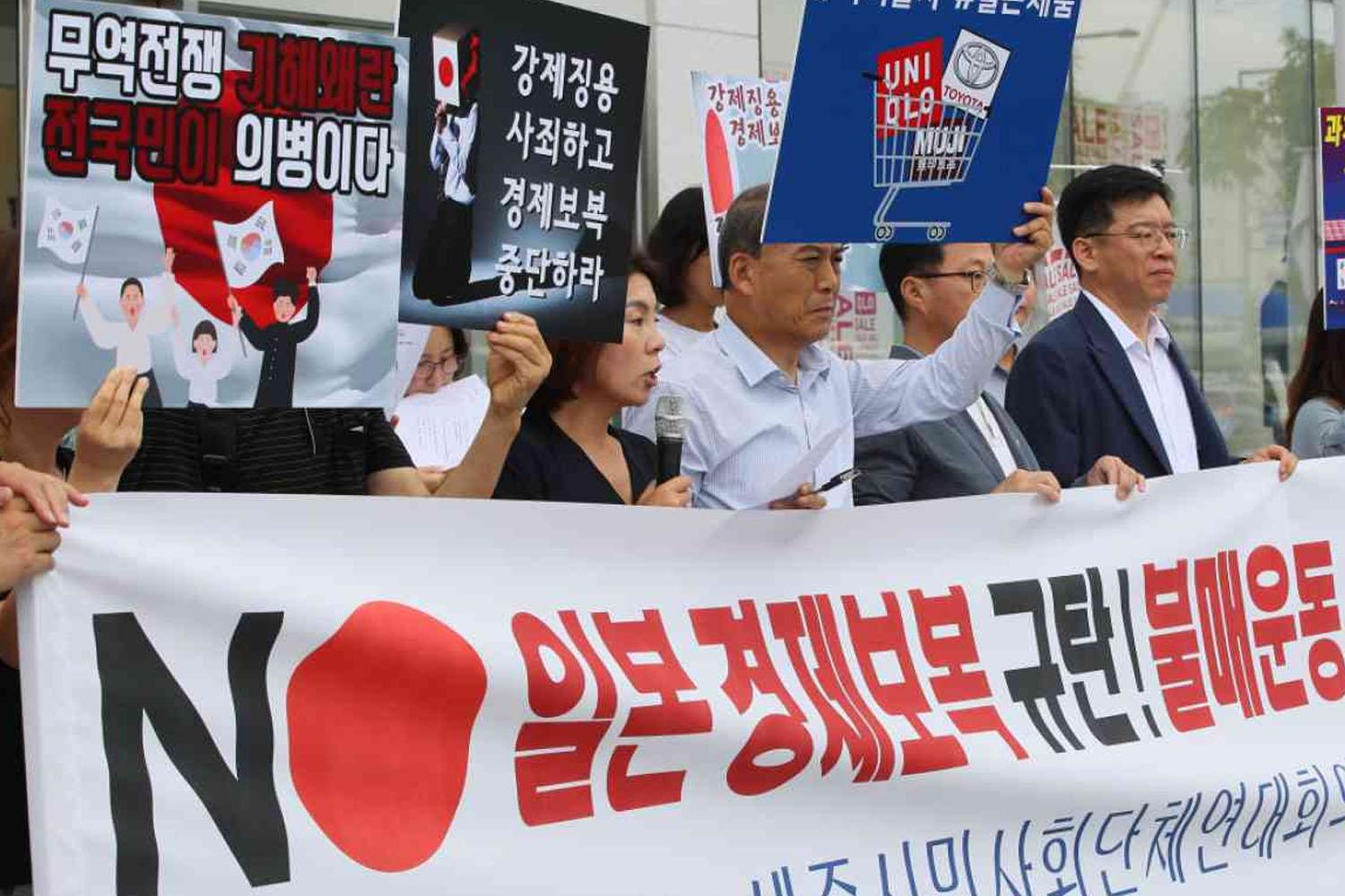 โดยสินค้าจากญี่ปุ่นที่ถูกกล่าวถึงมากที่สุดในการคว่ำบาตรคือเสื้อผ้าแบรนด์ Uniqlo 