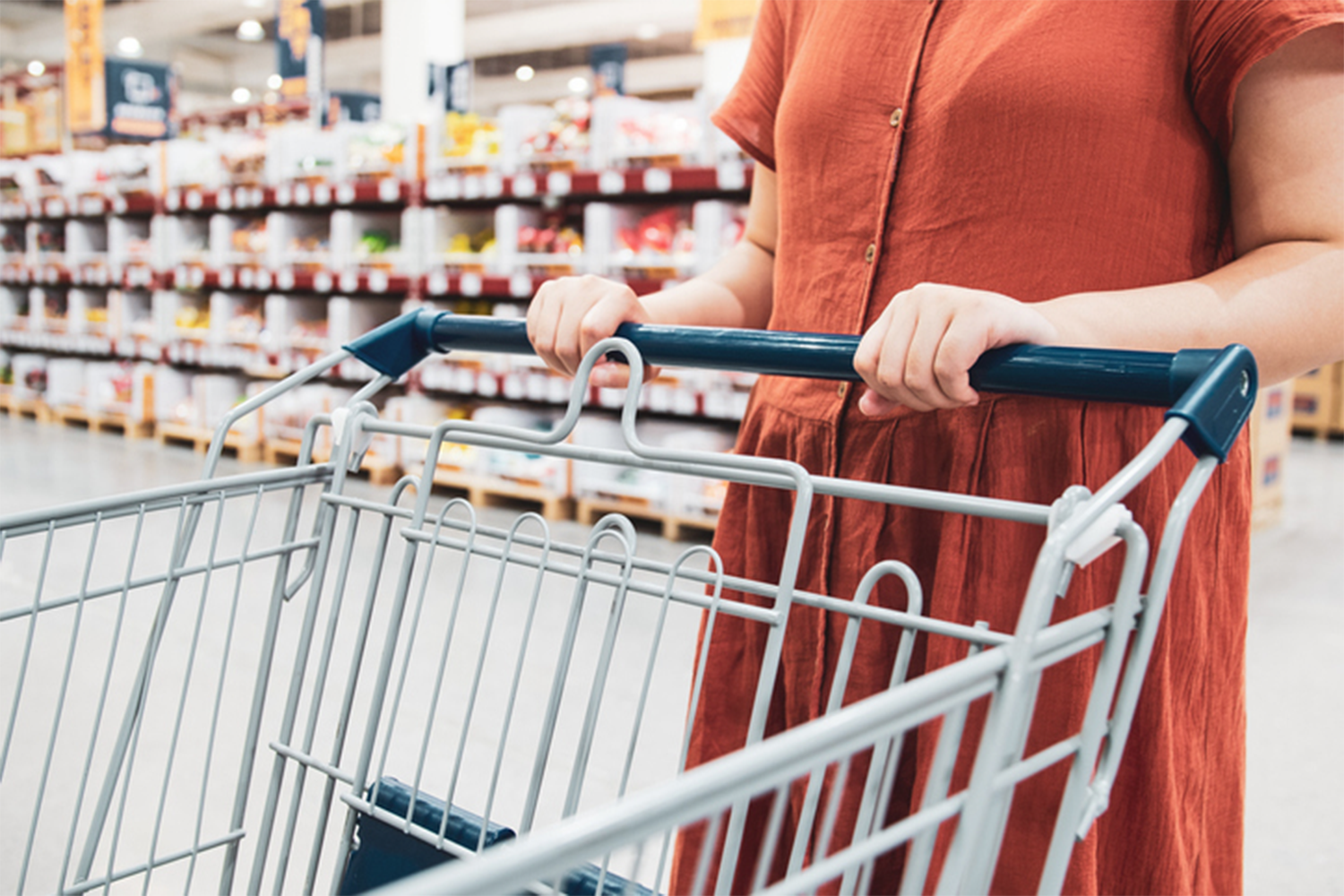 韓國超市裡手推購物車,展示顧客推著空購物車的畫面