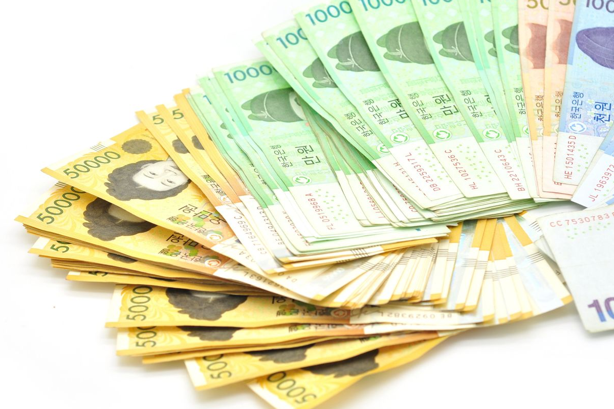 韓幣紙幣展示，顯示額面價值為50,000、10,000、5,000、1,000的韓幣