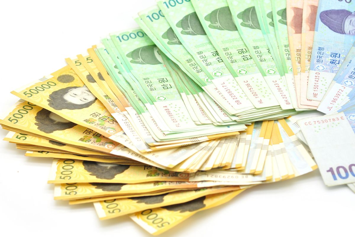 2023 年，介紹韓幣不同面額的圖像，包含 ₩50,000、₩10,000、₩5,000 和 ₩1,000 紙幣, 顯示韓幣的多樣性和麪額在香港旅行中的應用。