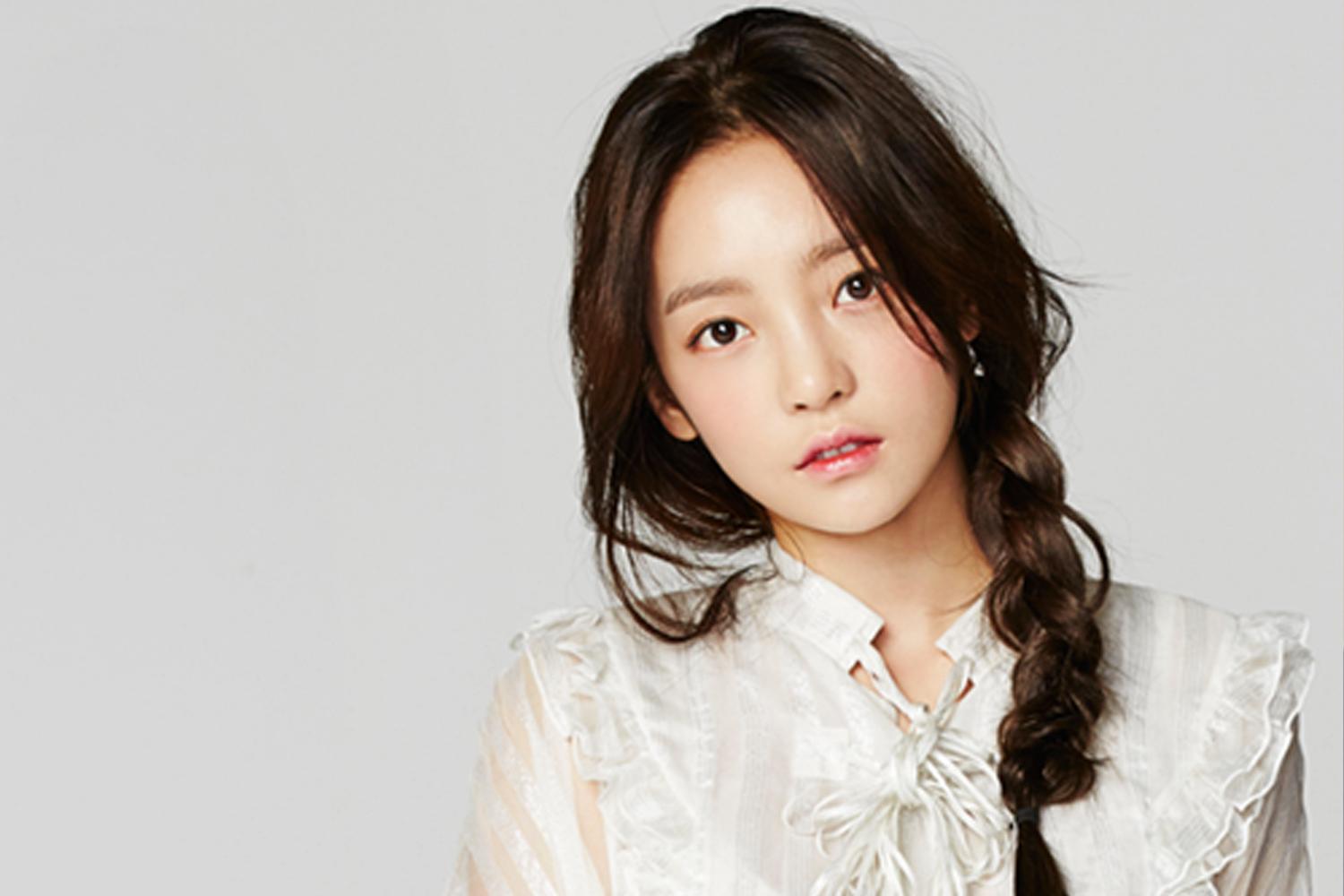 ชุดกระโปรงสีขาวลูกไม้มัดผมเปีย