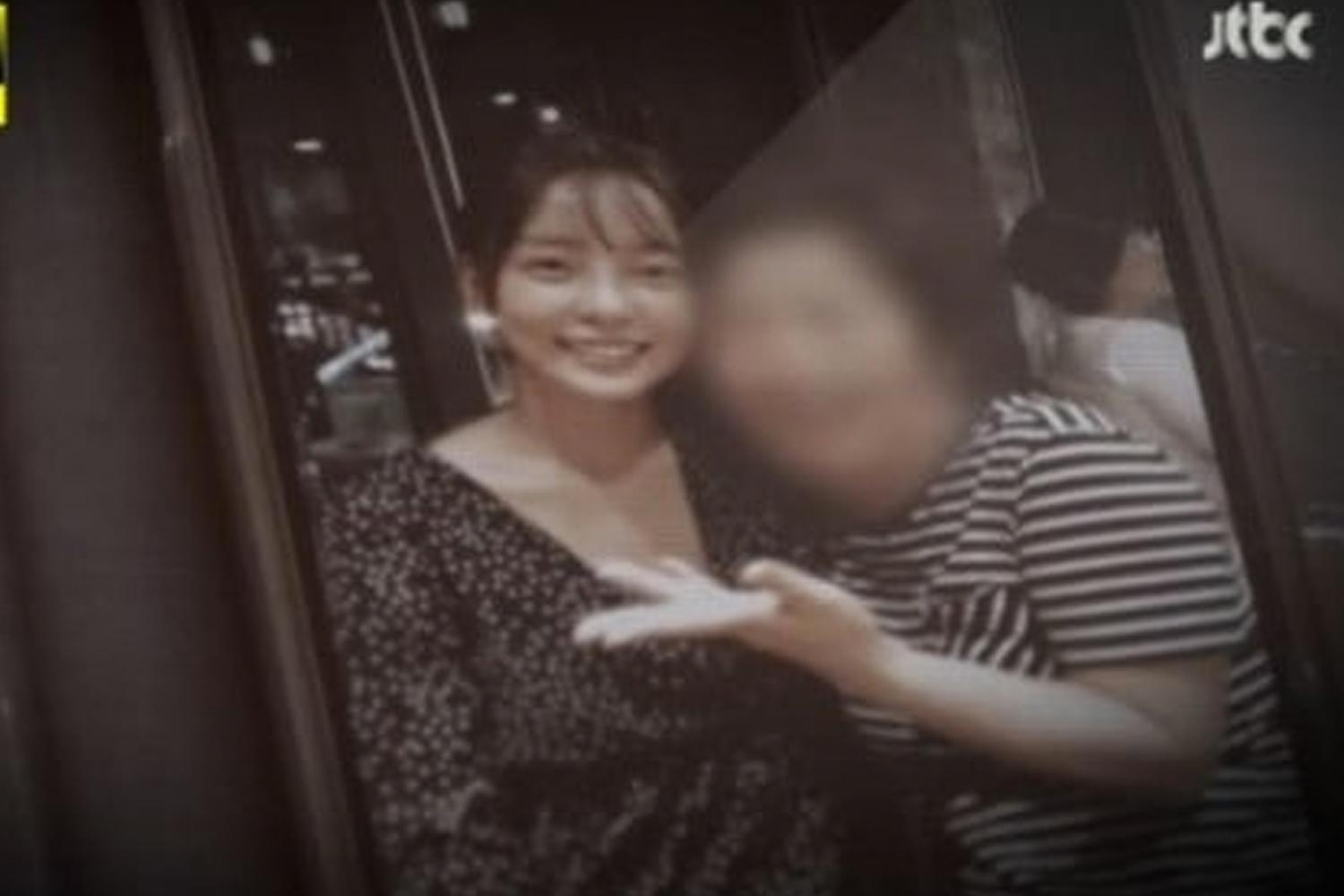 สองคนในชุดลายทางและชุดสีดำที่ถ่ายใต้แสงไฟในร้านอาหาร