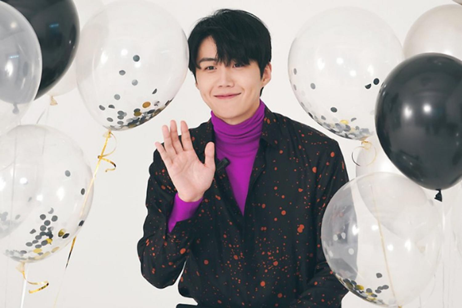 韓國藝人在氣球裝飾現場揮手致意，身穿黑色和粉色衣服非常時尚。