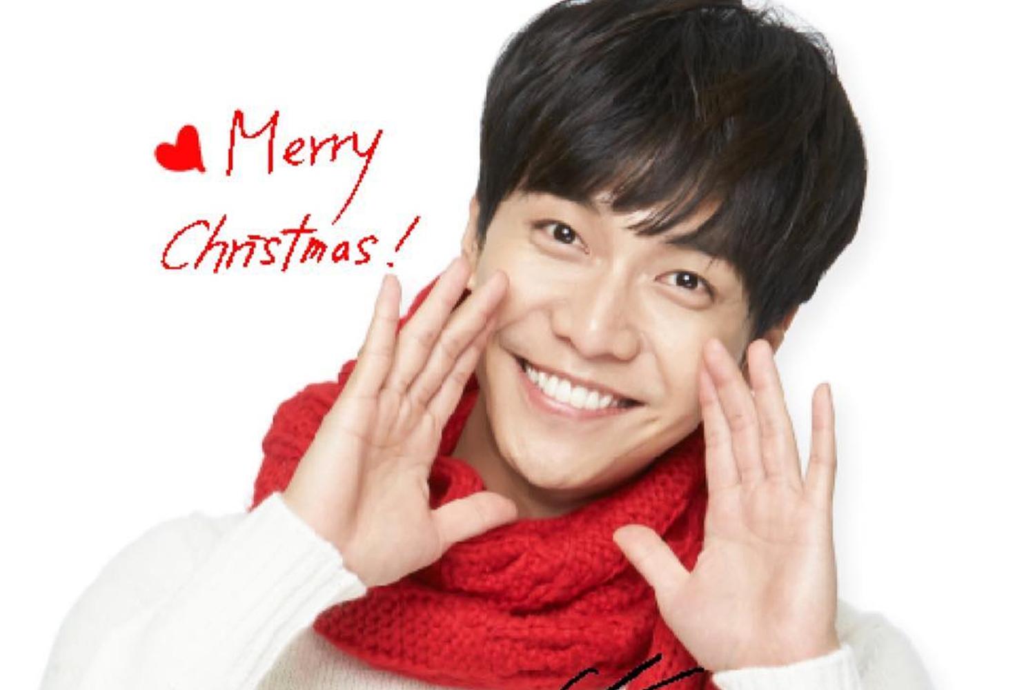 韓國藝人李昇基穿著紅色圍巾和白色毛衣，背景為聖誕節主題的圖片。