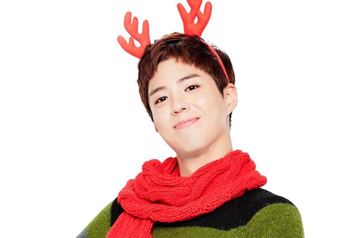 穿著聖誕節服飾和麋鹿頭飾的韓國藝人，展現喜慶的節日氣氛。