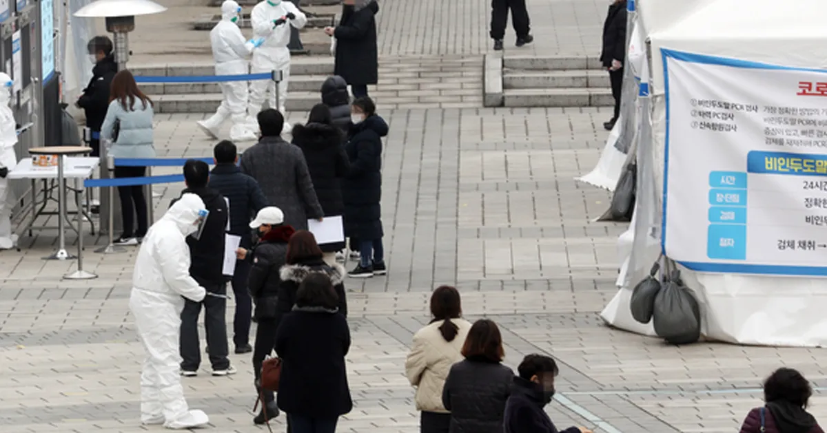 韩国卫生工作者在户外设立临时检查点，进行疫情期间的大规模检测。