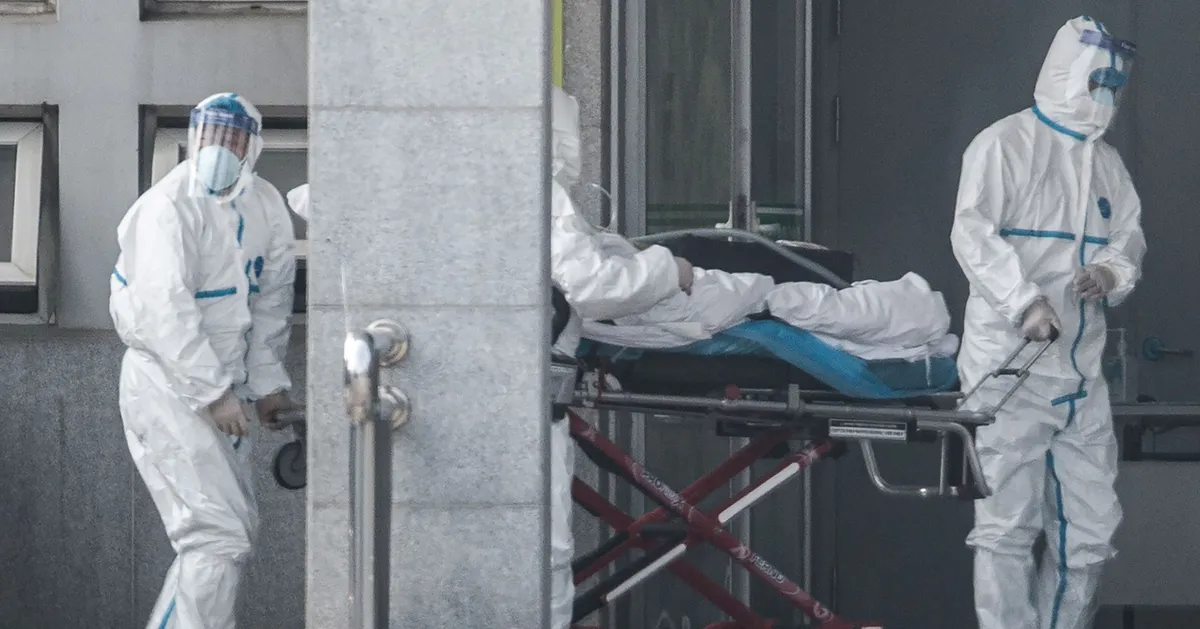 卫生人员推着担架运送患者，疫情期间的紧急医疗行动。
