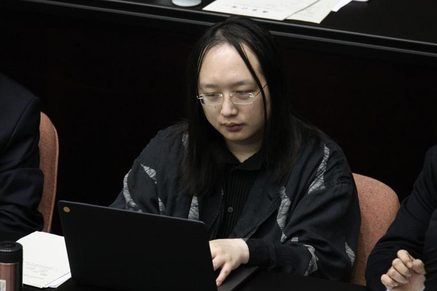 台湾数位政委唐凤参加会议，讨论数码防疫政策的实施与效果。