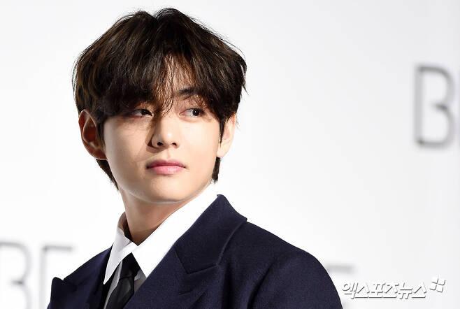 ブルジュ・ハリファに映し出されるBTS Vの誕生日メッセージとLEDショーの告知画像。