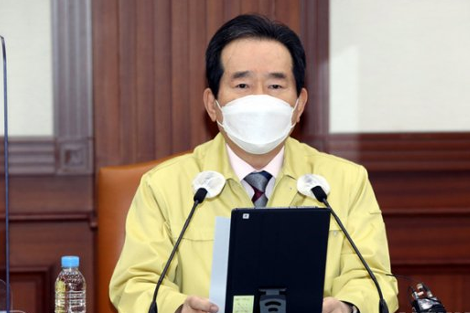 韓國政府會議上，官員正在閲讀文件，展示國務總理丁世均對持續疫情的關注，揭示政府將維持2.5防疫級別措施的計劃。