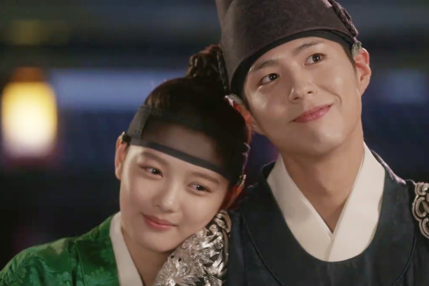 韓劇《雲畫的月光》中,角色女扮男裝的愛情故事,引發浪漫宮廷劇情節。