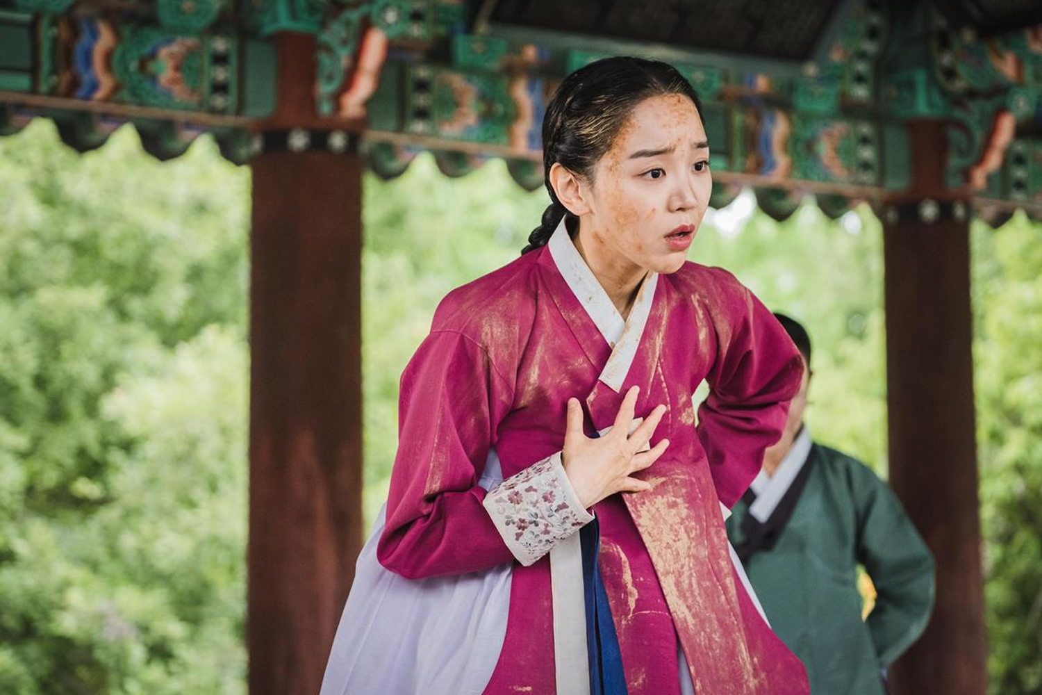 韓劇《哲仁王后》劇照,角色穿越時空至古代,靈魂附身於王后體內,引發幽默情節。