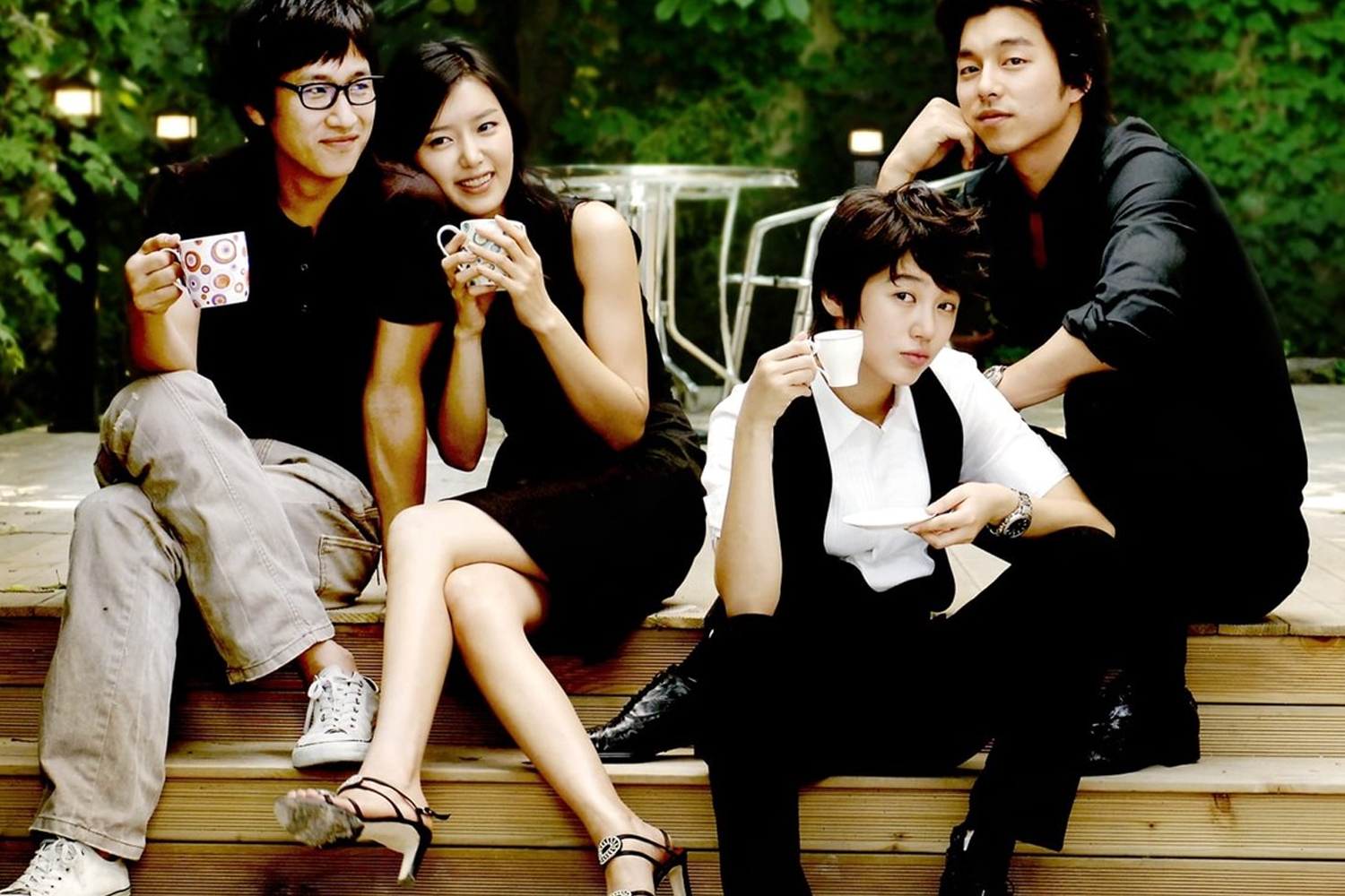 2007年熱門韓劇《咖啡王子1號店》,角色在咖啡廳中性打扮工作的經典畫面。