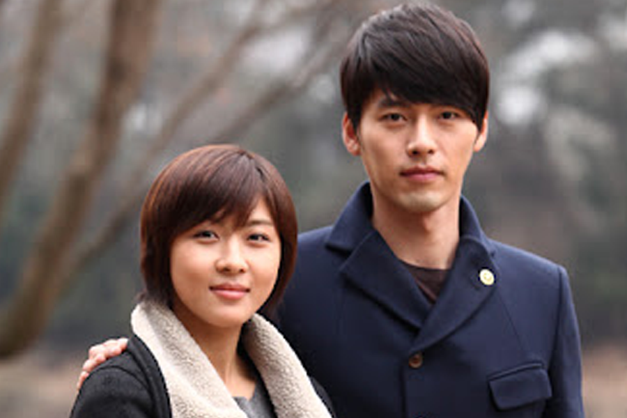 《秘密花園》韓劇海報,角色交換靈魂的經典場景,深受觀眾喜愛的浪漫喜劇。