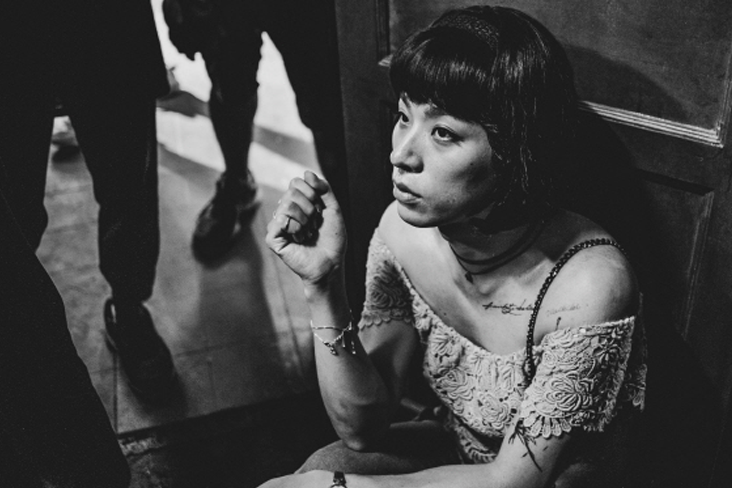 《魔鬼對決》電影場景,展示角色跨性別者的故事情節,充滿情感與動作戲的畫面。