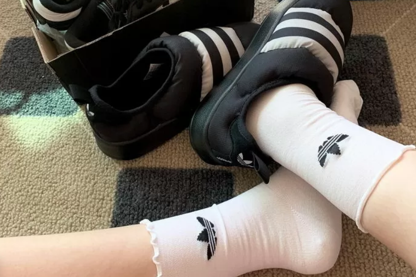 ペディンスリッパとアディダスのソックスを履いた韓国の冬ファッションのコーディネート