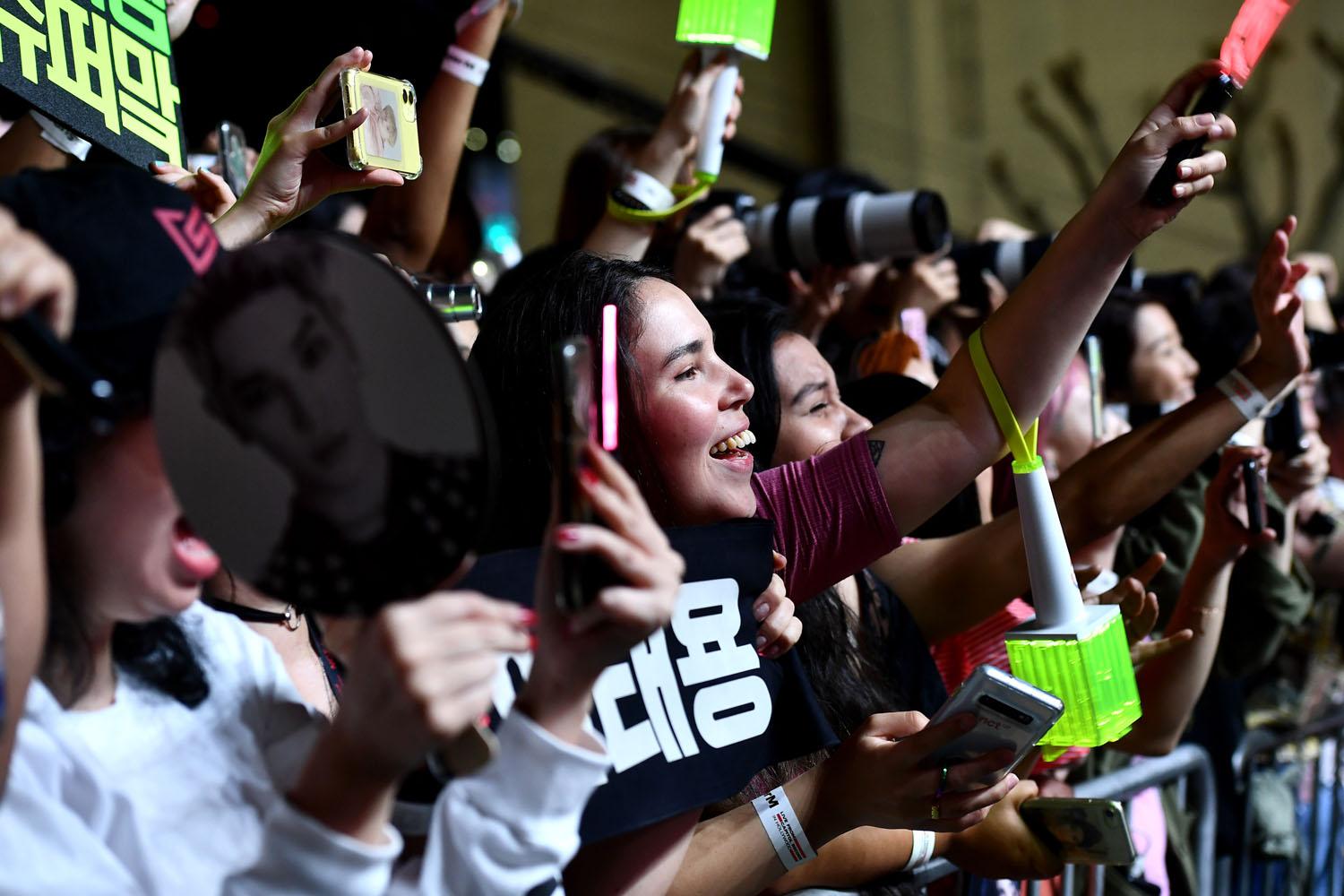 ดังนั้นเหล่าค่ายเพลงและไอดอล จึงมีหน้าที่ในการรักษาภาพพจน์และมึมุมมองของแฟนคลับที่มีต่อไอดอลใ