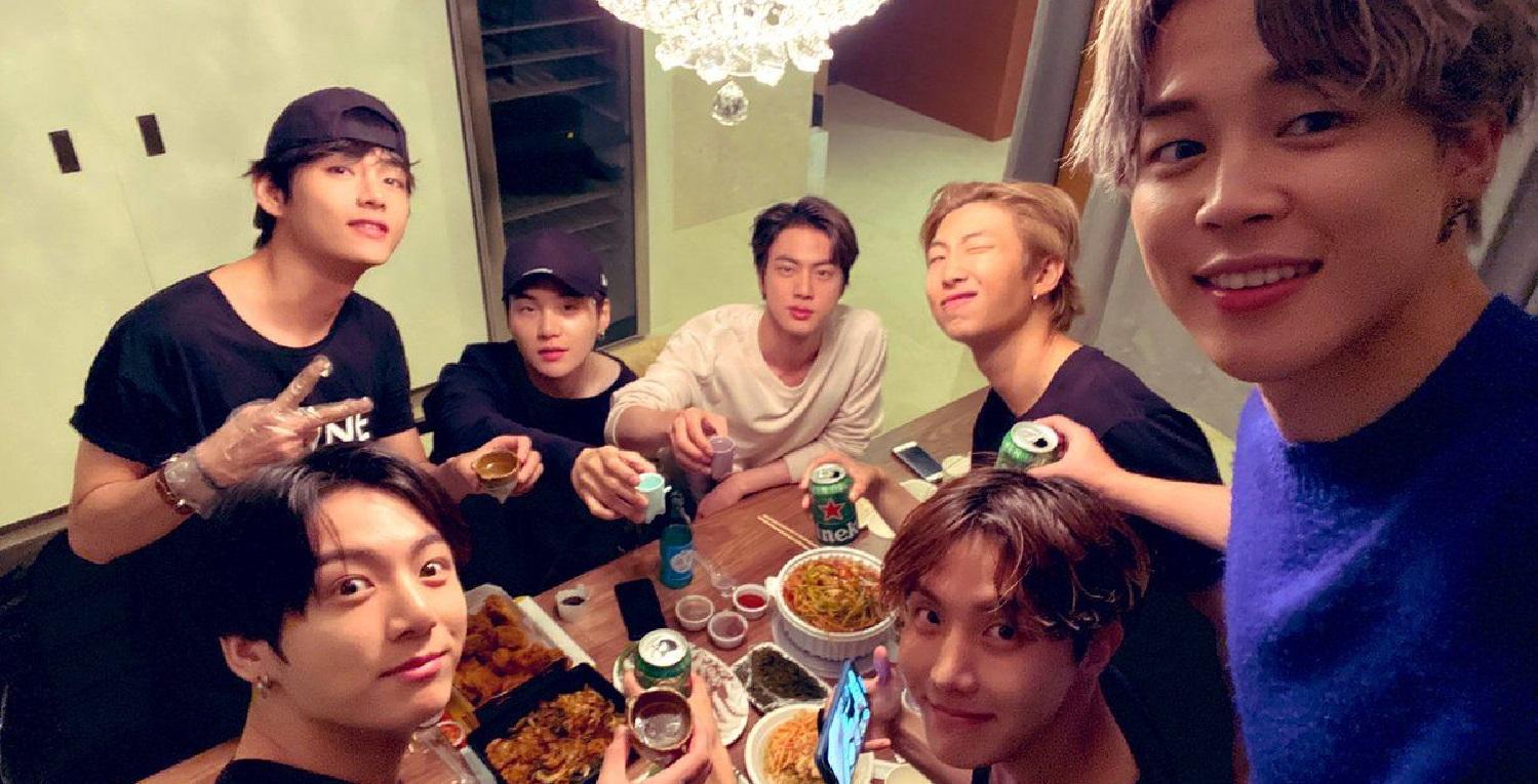 ภาพของห้องพักไอดอลที่กำลังจัดห้องนั่งเล่นพร้อมด้วยเฟอร์นิเจอร์ทันสมัย