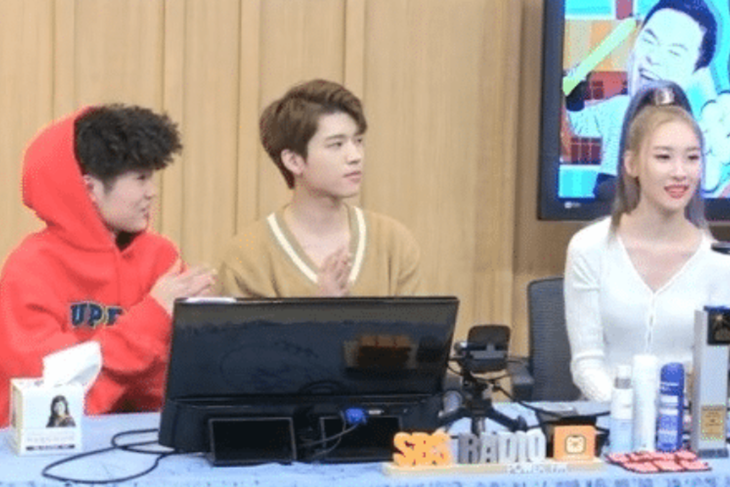 宣美小時候在學校大會上發表講話的情景，展現她的領導才能。