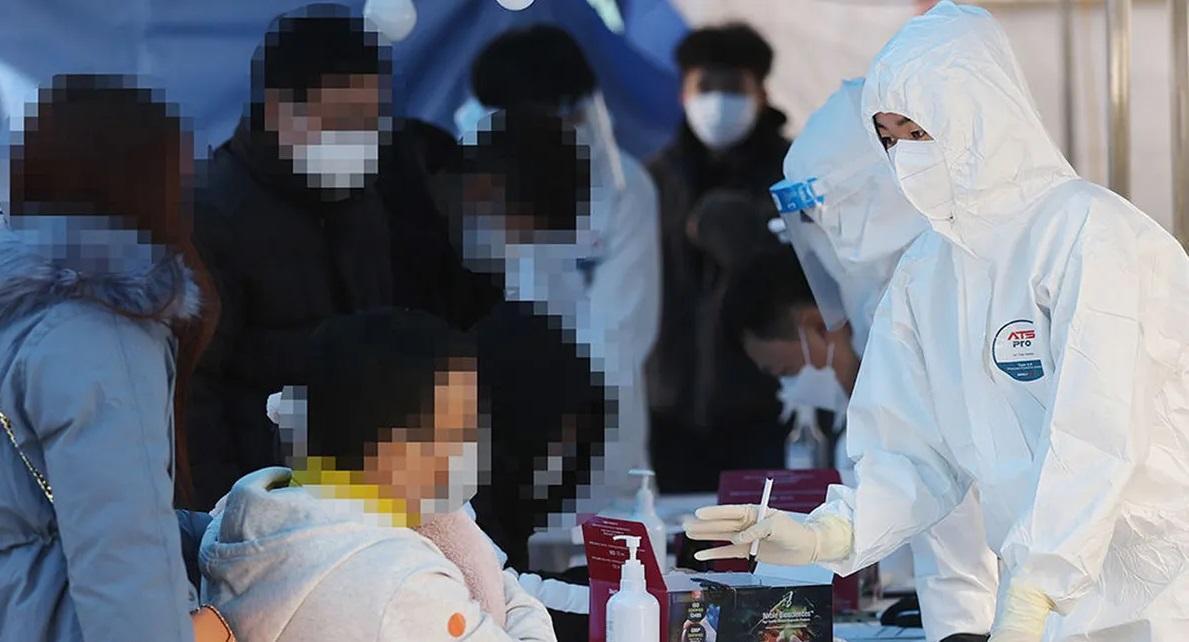 เจ้าหน้าที่ในชุดป้องกันให้คำแนะนำแก่ประชาชนที่มาตรวจโควิด-19 ณ ศูนย์ทดสอบภาคสนาม