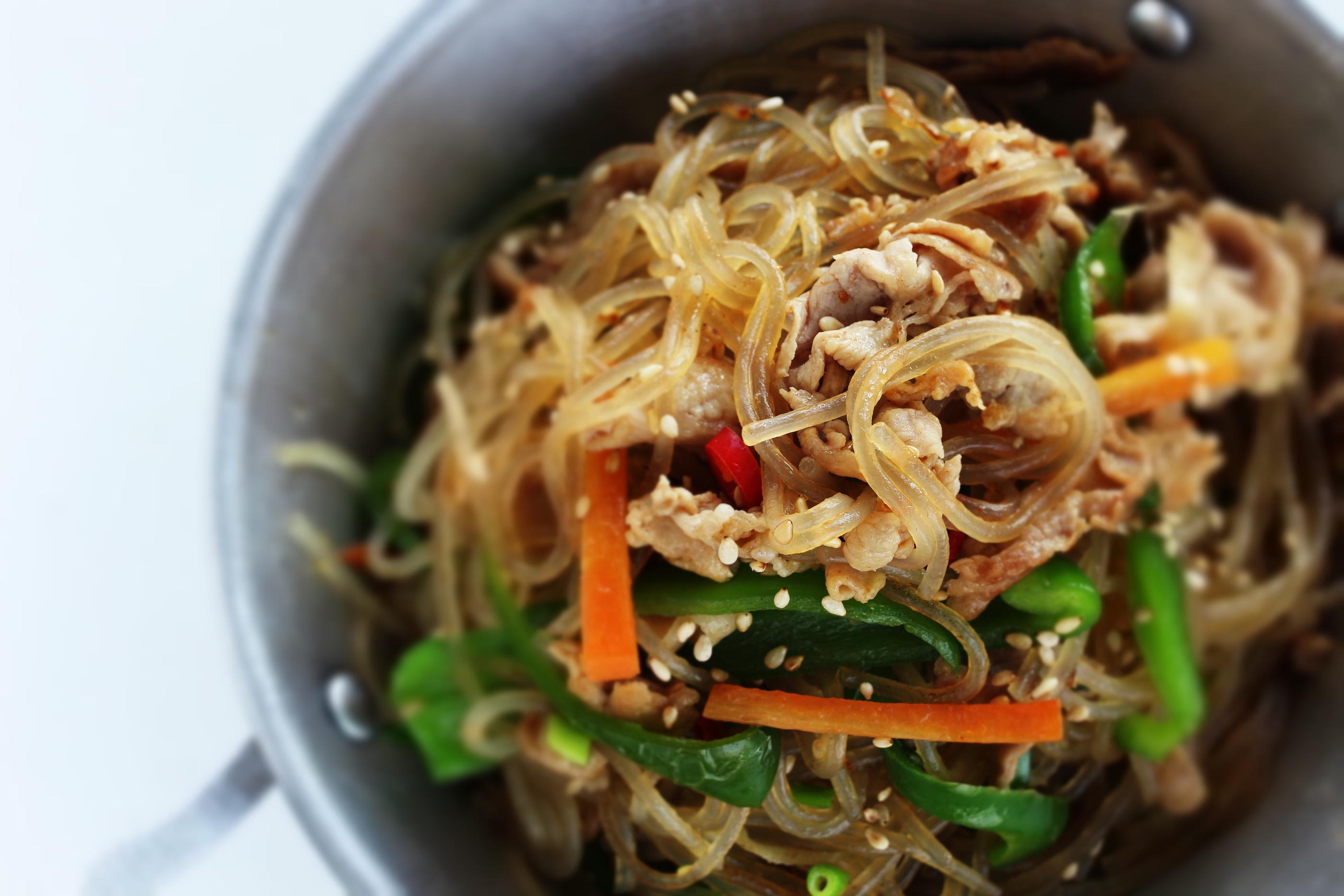 チャプチェと呼ばれる韓国料理。春雨と野菜が色とりどりに合わせられた美味しそうな盛り付け。