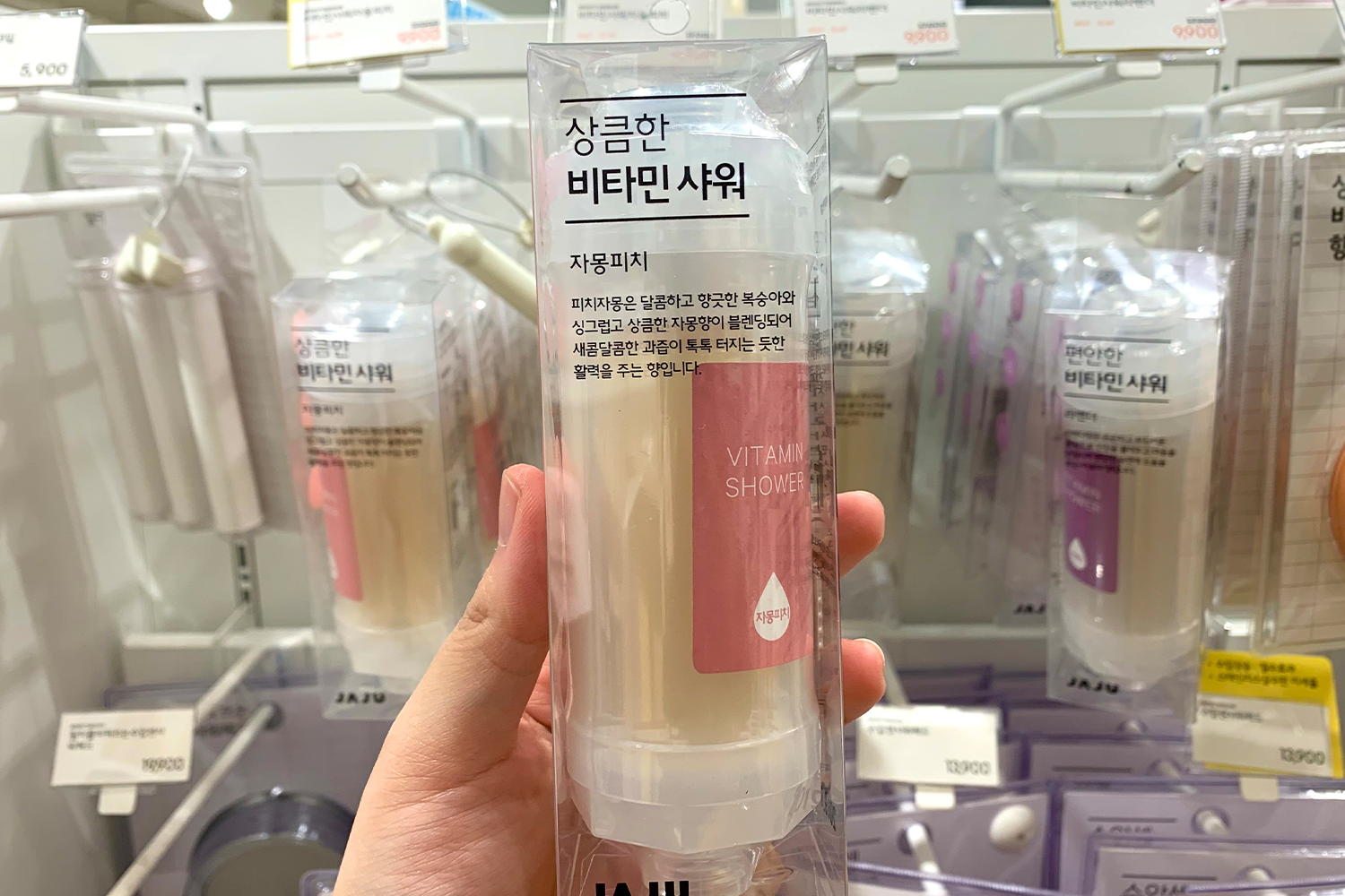 展示在韓國JAJU賣場中的香氛濾芯產品，以維他命蓮蓬頭過濾器為主，吸引顧客的目光。