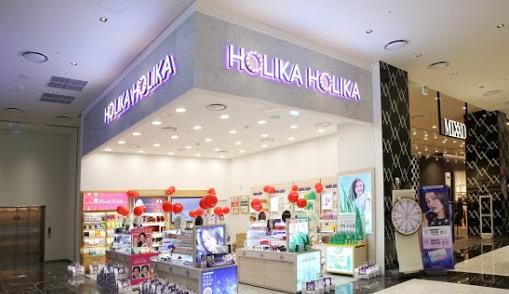 ร้านค้า Holika Holika ในห้างสรรพสินค้า ที่นี่คุณสามารถหาผลิตภัณฑ์ความงามแบบเกาหลีได้อย่างง่ายดาย