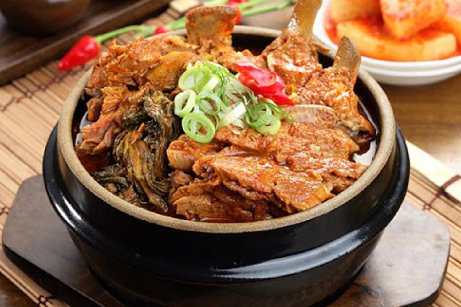 แฮจังกุก เป็นซุปซี่โครงกระดูกที่ต้มในน้ำซุปรสชาติเข้มข้น