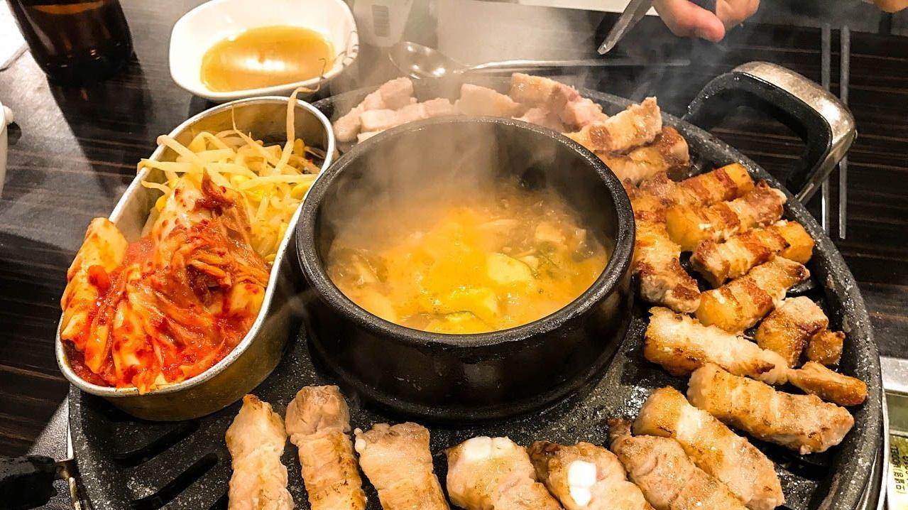 ร้านบุฟเฟ่ต์อาหารเกาหลีที่มีการจัดวางอาหารหลากหลายในรูปแบบที่น่ารับประทานและเป็นที่ดึงดูดนักชิม