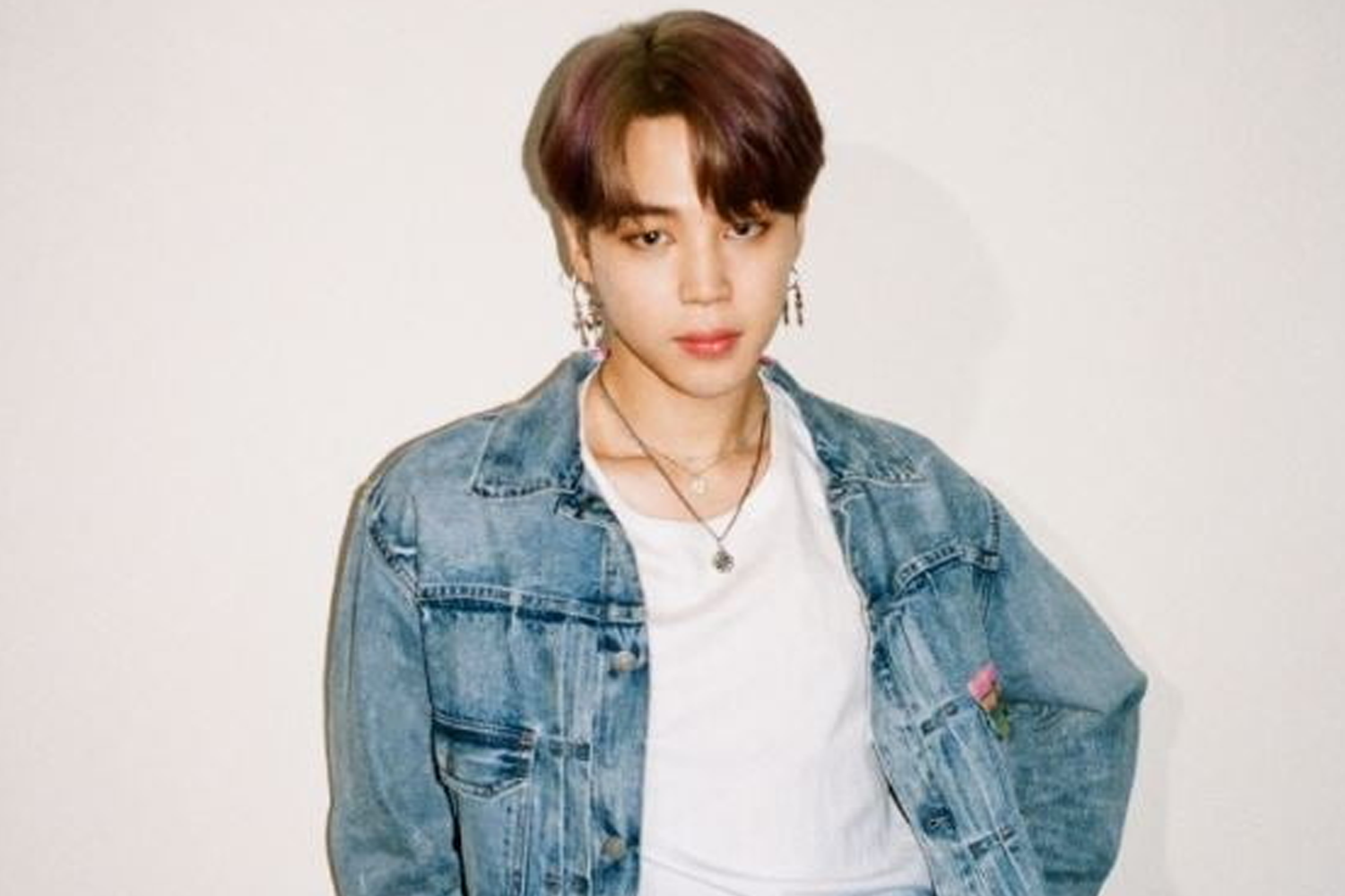 韓國男子組合BTS的成員Jimin，身穿丹寧夾克和白色T-shirt，展現休閒風格