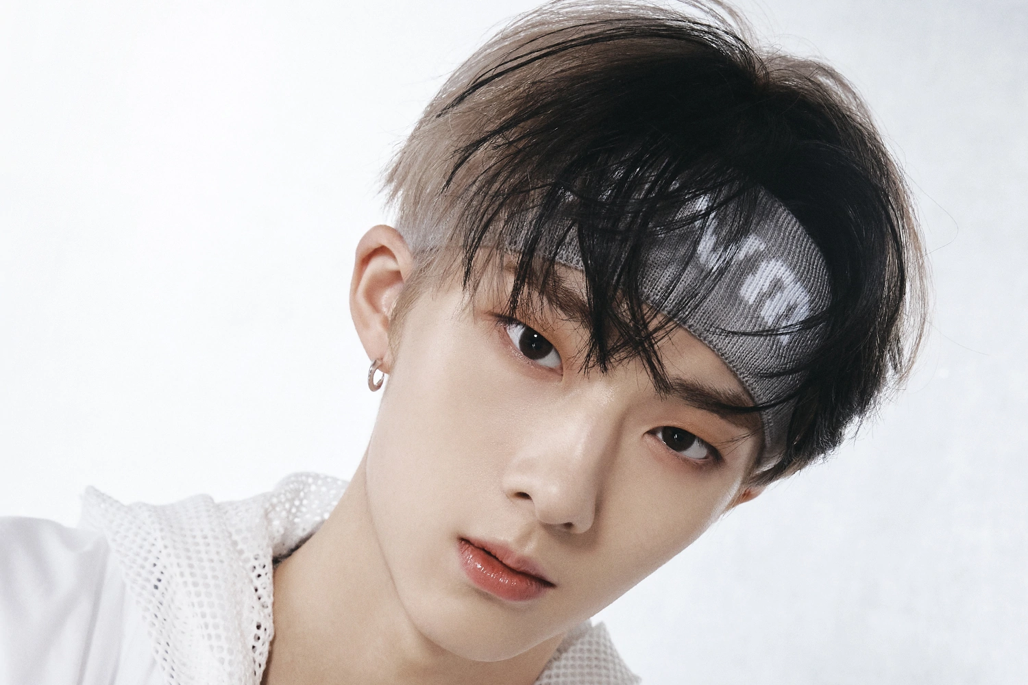 韓國男子組合P1Harmony的成員JIUNG，穿著白色服裝，背景為簡單明亮的攝影棚