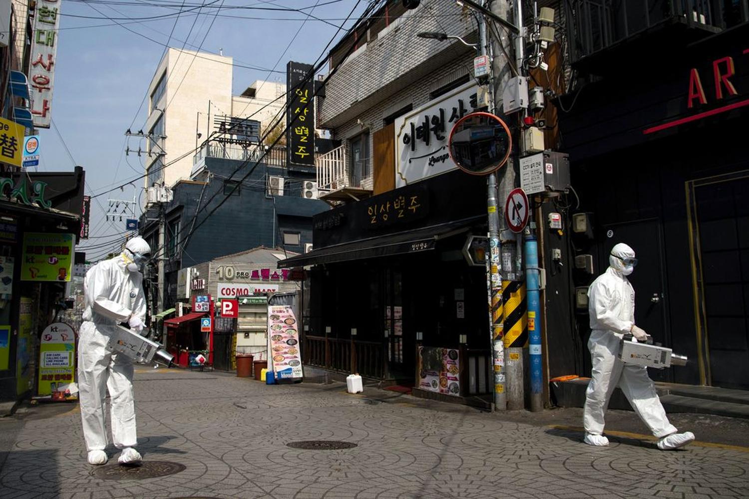 เจ้าหน้าที่ปฏิบัติงานการฆ่าเชื้อตามถนนของเมืองเกาหลีใต้เพื่อควบคุมการแพร่ระบาดของโควิด-19