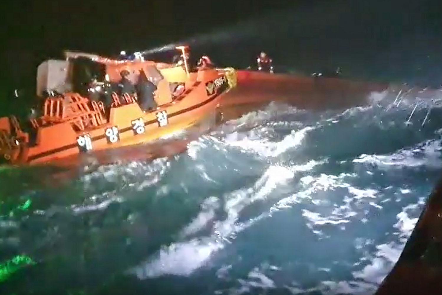 จากรายงานมีการยืนยันแล้วว่าภายในเรือมีลูกเรือทั้งหมด 7 คน 