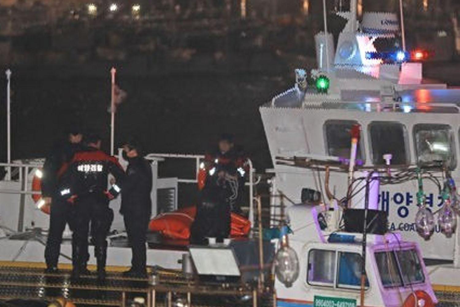 เรือ 32 Minhos ถูกกระแสลมแรงและคลื่นสูงซัดจนชนกับเขื่อนกันคลื่นของท่าเรือเกาะเชจู 