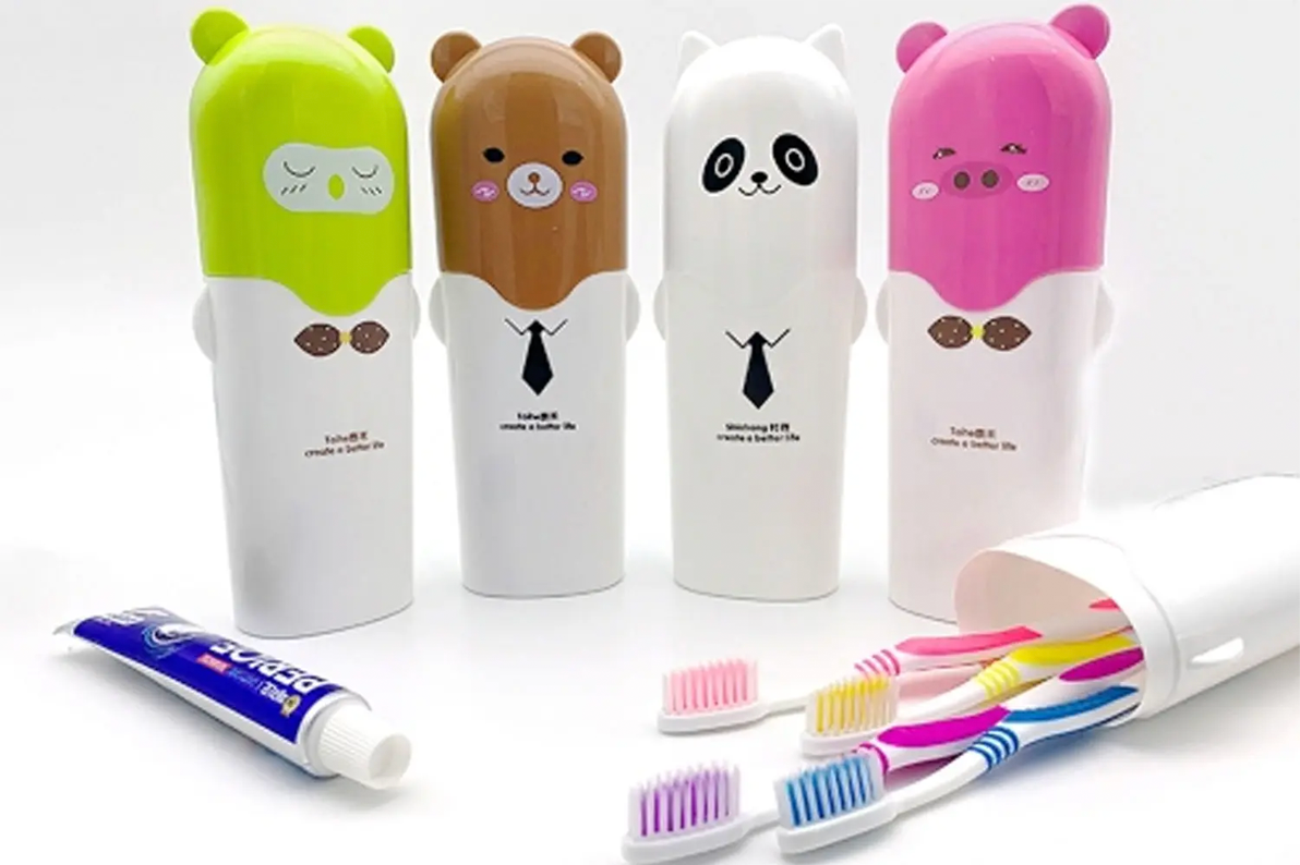 韓國便利商店中設計可愛的牙刷和牙膏套組，多彩牙刷展示在前面，四種顏色的動物造型包裝紙後面排列著。